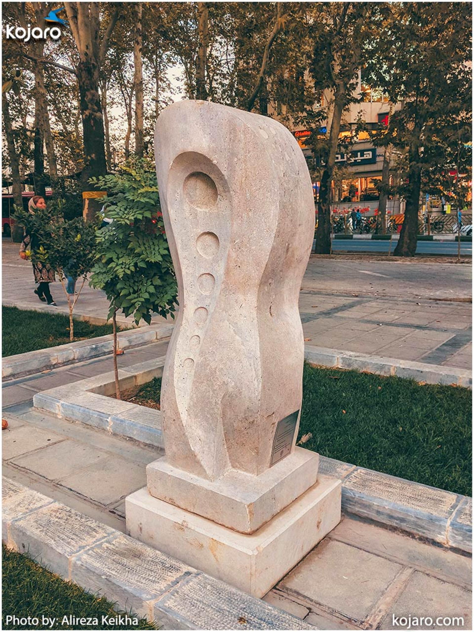 هنرهای تجسمی - پارک ملت (هنرمند: سعید محمودی از ایران، جنس اثر: سنگ تراورتن)