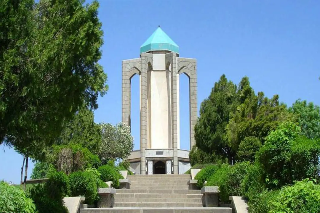 آرامگاه باباطاهر عریان در میان درختان