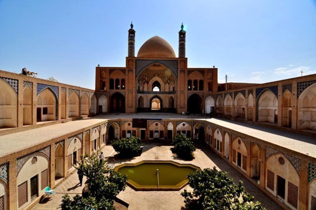 مسجد مدرسه آقا بزرگ کاشان
