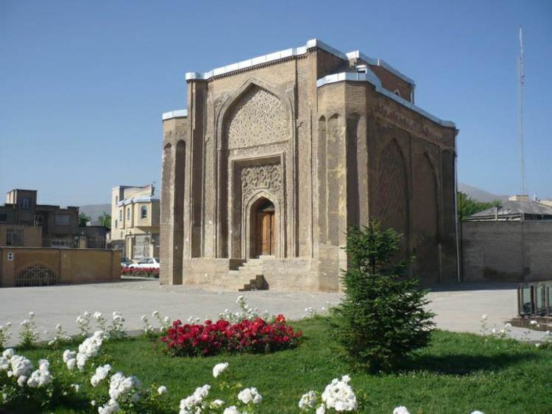 گنبد علویان همدان در کنار فضای سبز