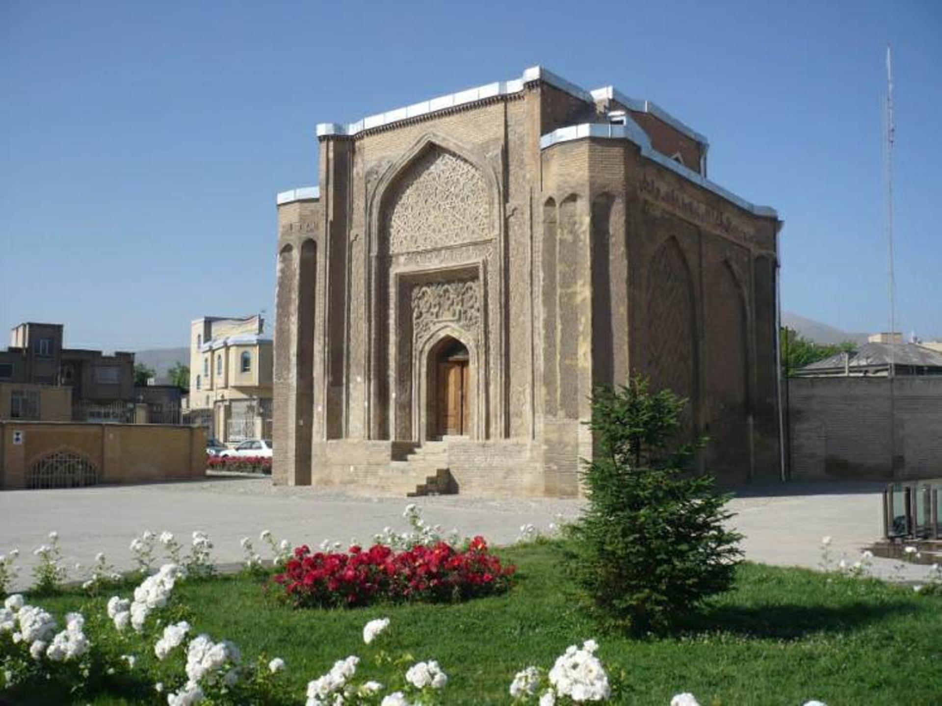 گنبد علویان همدان در کنار فضای سبز