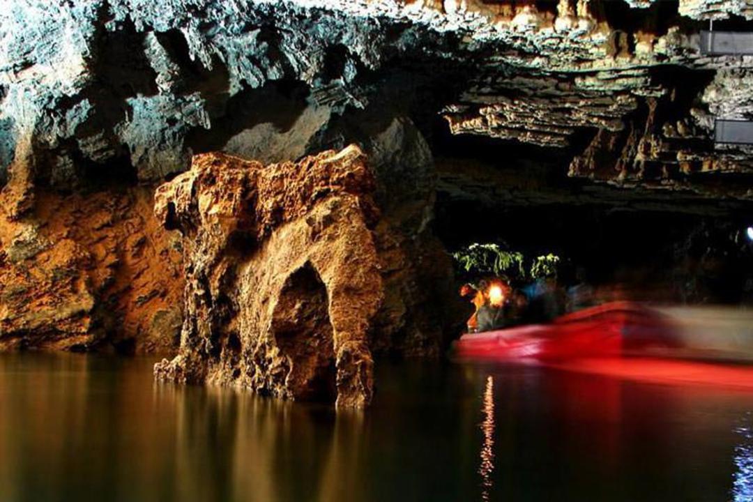 دیواره های سنگی داخل غار علیصدر