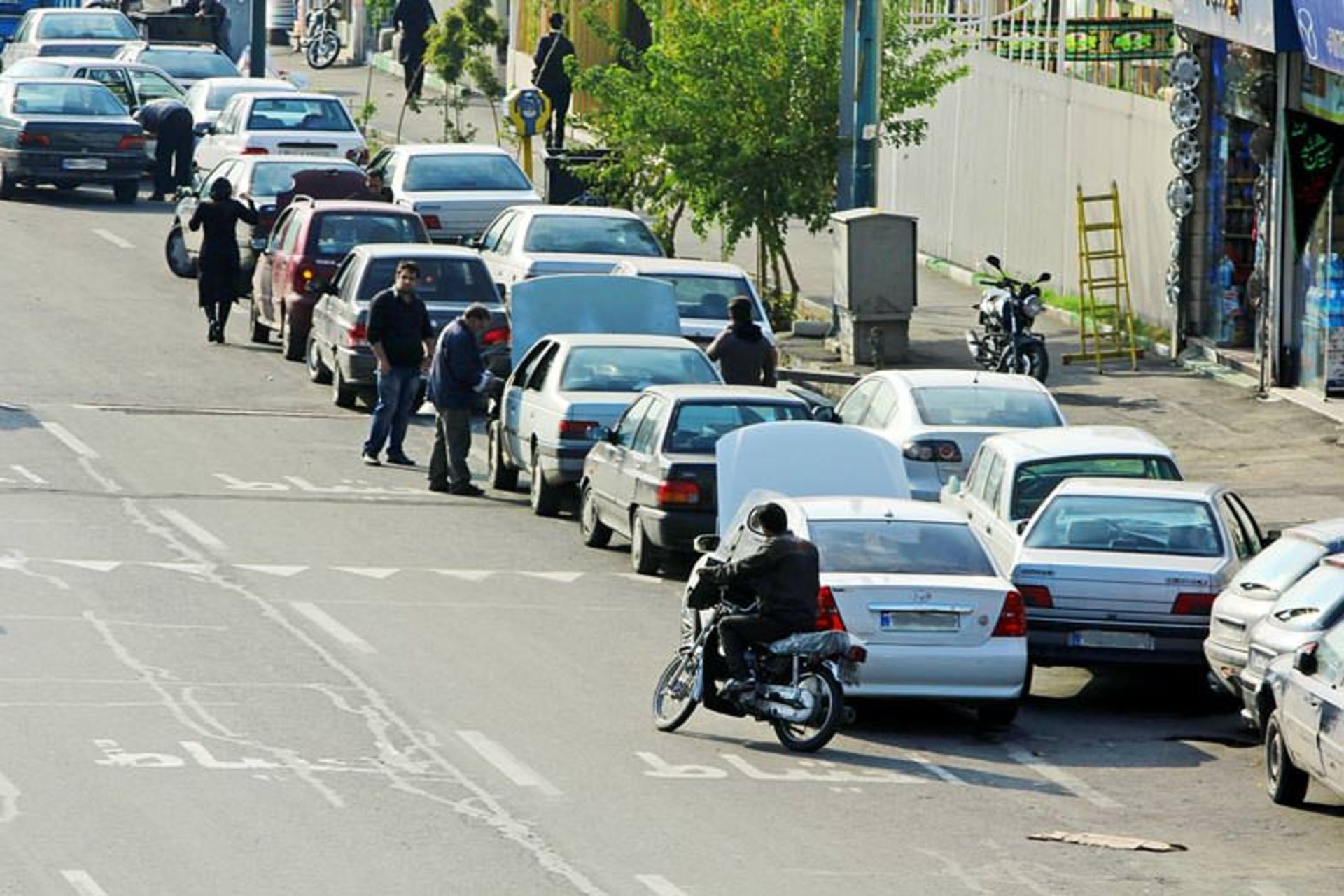 پارک خودروها در حاشیه خیابان