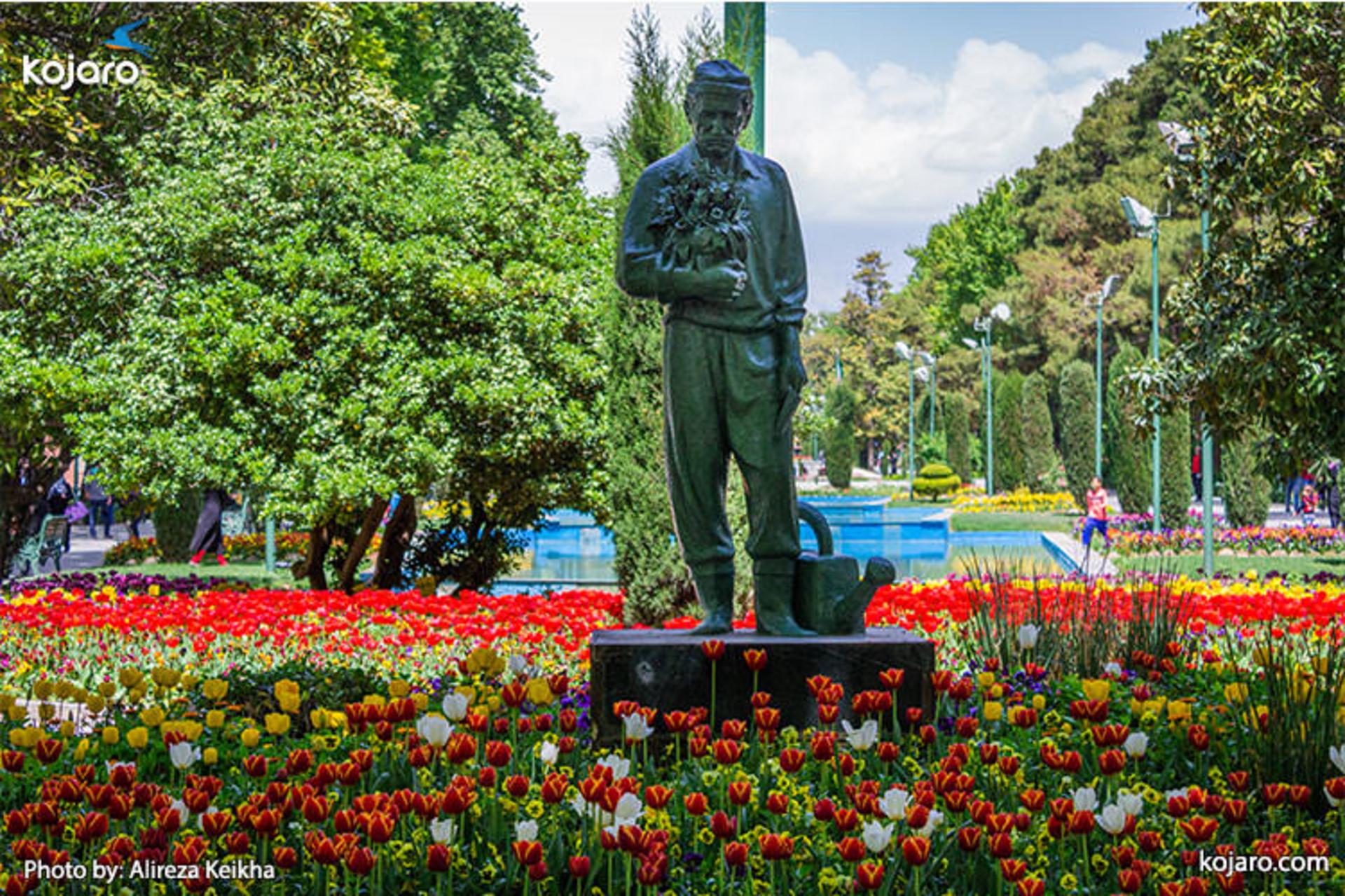 tehran-shahr-park (مجسمه مرد باغبان در ورودی خیابان قورخانه)