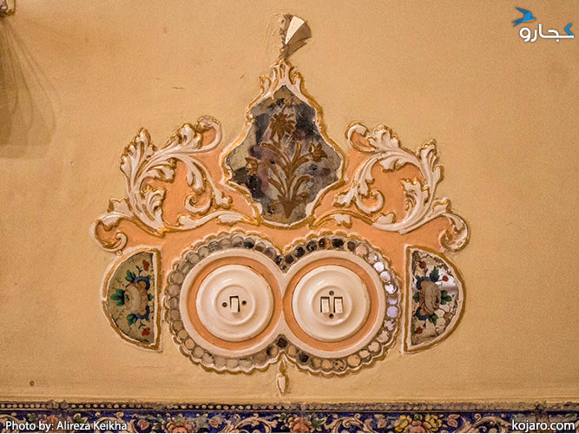 moghadam-museum (جزییات زیبای کار شده، دور پریزهای برق در اتاق زمستانی (قاجار))