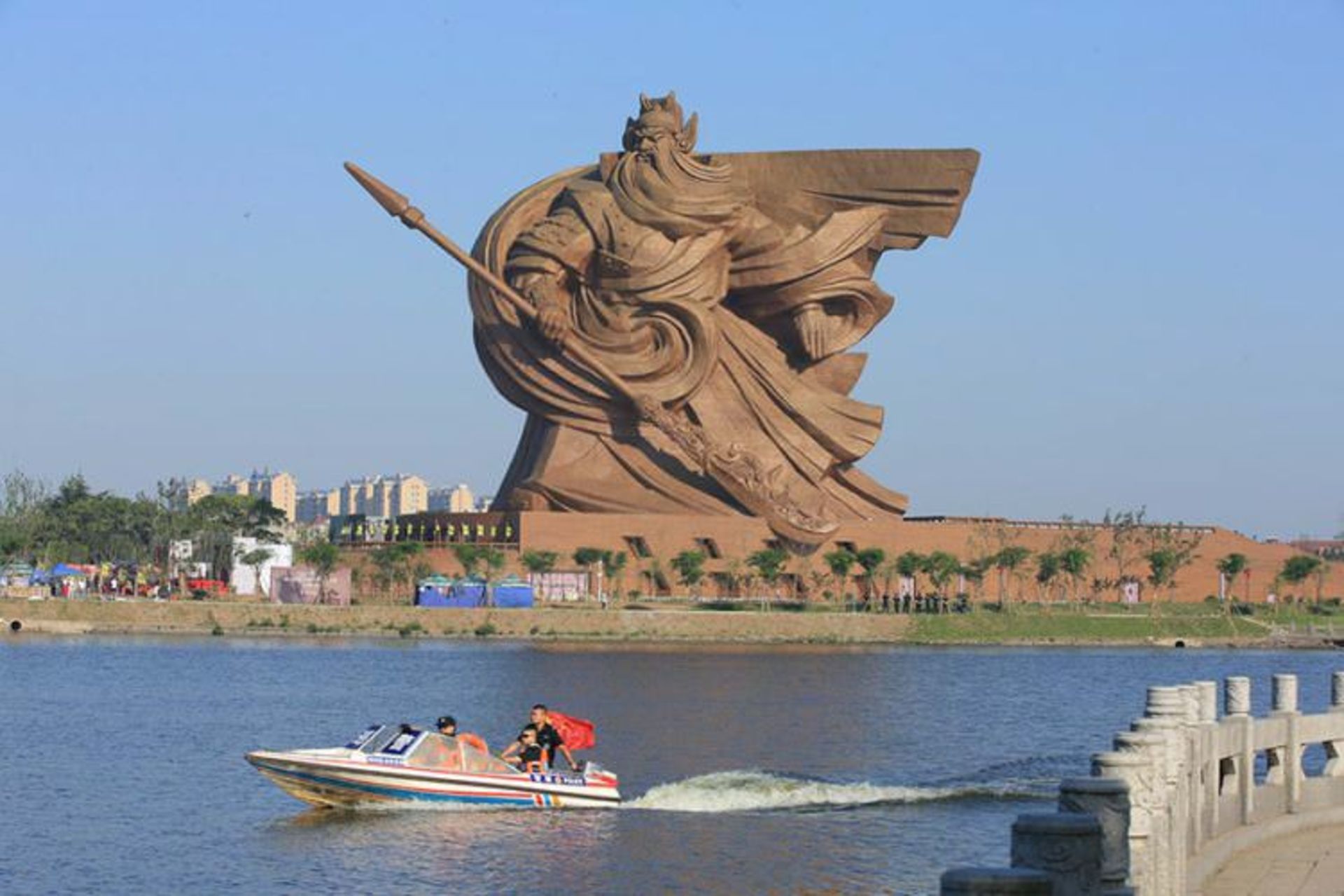 مجسمه گوانگ یو