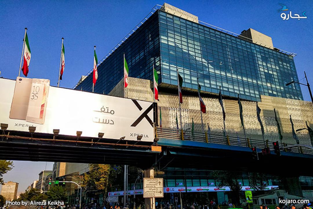 پاساژ چارسو در تقاطع خیابان های حافظ و جمهوری