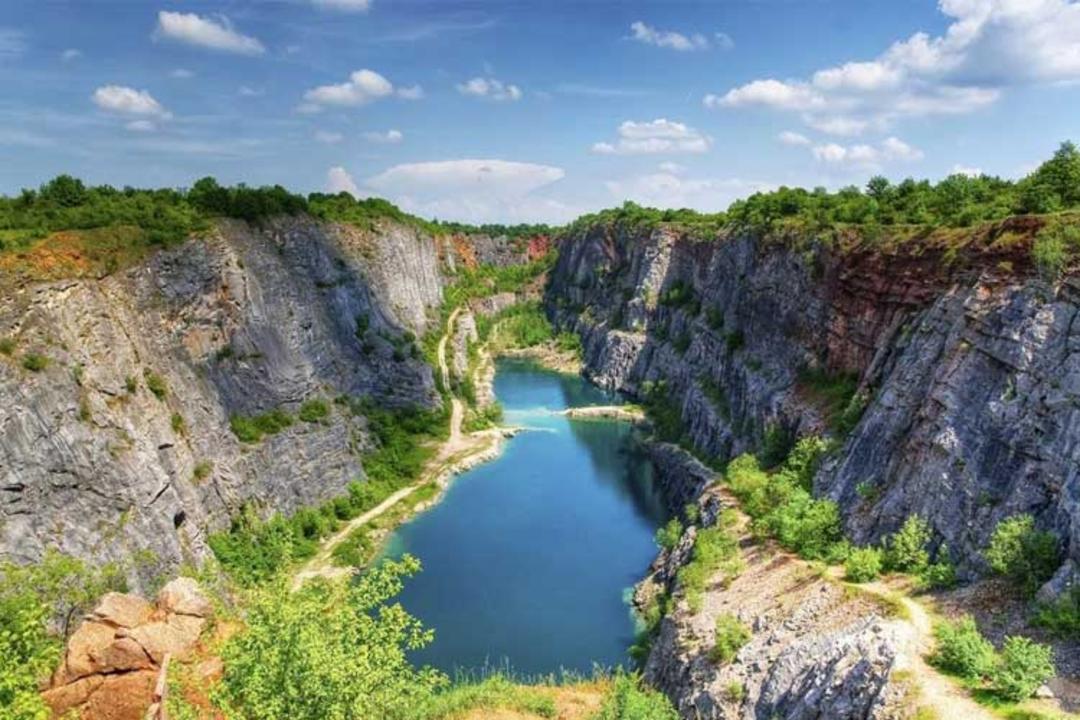 فعالیت‎‌های معدن سنگ در این منطقه، از اواخر قرن 19 در پاسخ به تقاضای بالای سنگ آغاز شد. سنگ آهک عمدتا در صنایع برای تهیه شکر از چغندر قند، در کوره‎‌های انفجار برای تولید آهن، تولید شیشه و دیگر موارد مورد استفاده قرار می‎‌گرفت. فعالیت‌‎های معدنی دوباره پس از جنگ جهانی اول افزایش یافت و معادن مورینا عمیق‎‌تر و طولانی‎‌تر شدند؛ تا جایی که ولکا آمریکا به بریدگی‎‌ای با 800 متر طول و 100 متر عمق در منطقه تبدیل شد. پس از توقف عملیات استخراج معادن در سال 1963، آب باران حفره را پر کرد و دریاچه‎‌ای در پایین آن تشکیل داد.
