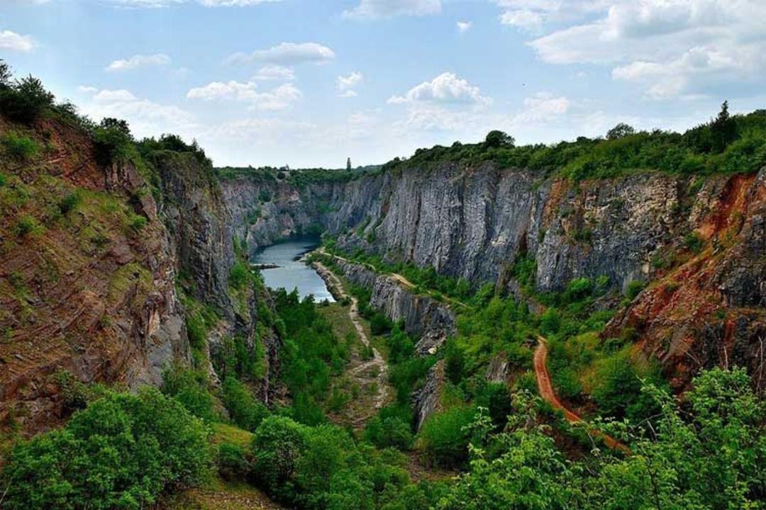 فعالیت‎‌های معدن سنگ در این منطقه، از اواخر قرن 19 در پاسخ به تقاضای بالای سنگ آغاز شد. سنگ آهک عمدتا در صنایع برای تهیه شکر از چغندر قند، در کوره‎‌های انفجار برای تولید آهن، تولید شیشه و دیگر موارد مورد استفاده قرار می‎‌گرفت. فعالیت‌‎های معدنی دوباره پس از جنگ جهانی اول افزایش یافت و معادن مورینا عمیق‎‌تر و طولانی‎‌تر شدند؛ تا جایی که ولکا آمریکا به بریدگی‎‌ای با 800 متر طول و 100 متر عمق در منطقه تبدیل شد. پس از توقف عملیات استخراج معادن در سال 1963، آب باران حفره را پر کرد و دریاچه‎‌ای در پایین آن تشکیل داد.