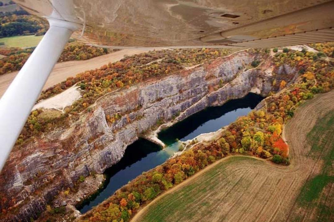 فعالیت‎‌های معدن سنگ در این منطقه، از اواخر قرن 19 در پاسخ به تقاضای بالای سنگ آغاز شد. سنگ آهک عمدتا در صنایع برای تهیه شکر از چغندر قند، در کوره‎‌های انفجار برای تولید آهن، تولید شیشه و دیگر موارد مورد استفاده قرار می‎‌گرفت. فعالیت‌‎های معدنی دوباره پس از جنگ جهانی اول افزایش یافت و معادن مورینا عمیق‎‌تر و طولانی‎‌تر شدند؛ تا جایی که ولکا آمریکا به بریدگی‎‌ای با 800 متر طول و 100 متر عمق در منطقه تبدیل شد. پس از توقف عملیات استخراج معادن در سال 1963، آب باران حفره را پر کرد و دریاچه‎‌ای در پایین آن تشکیل داد.
