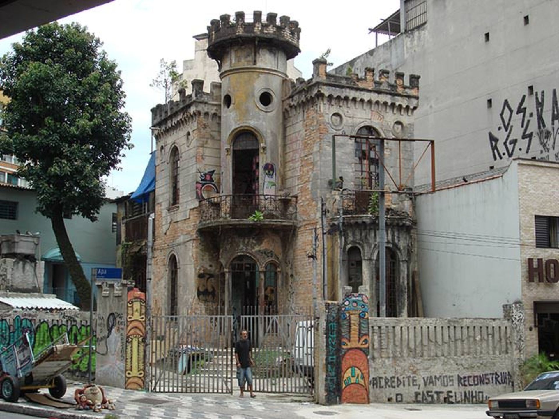 کشتار اعضای خانواده در عمارتی تسخیر شده
