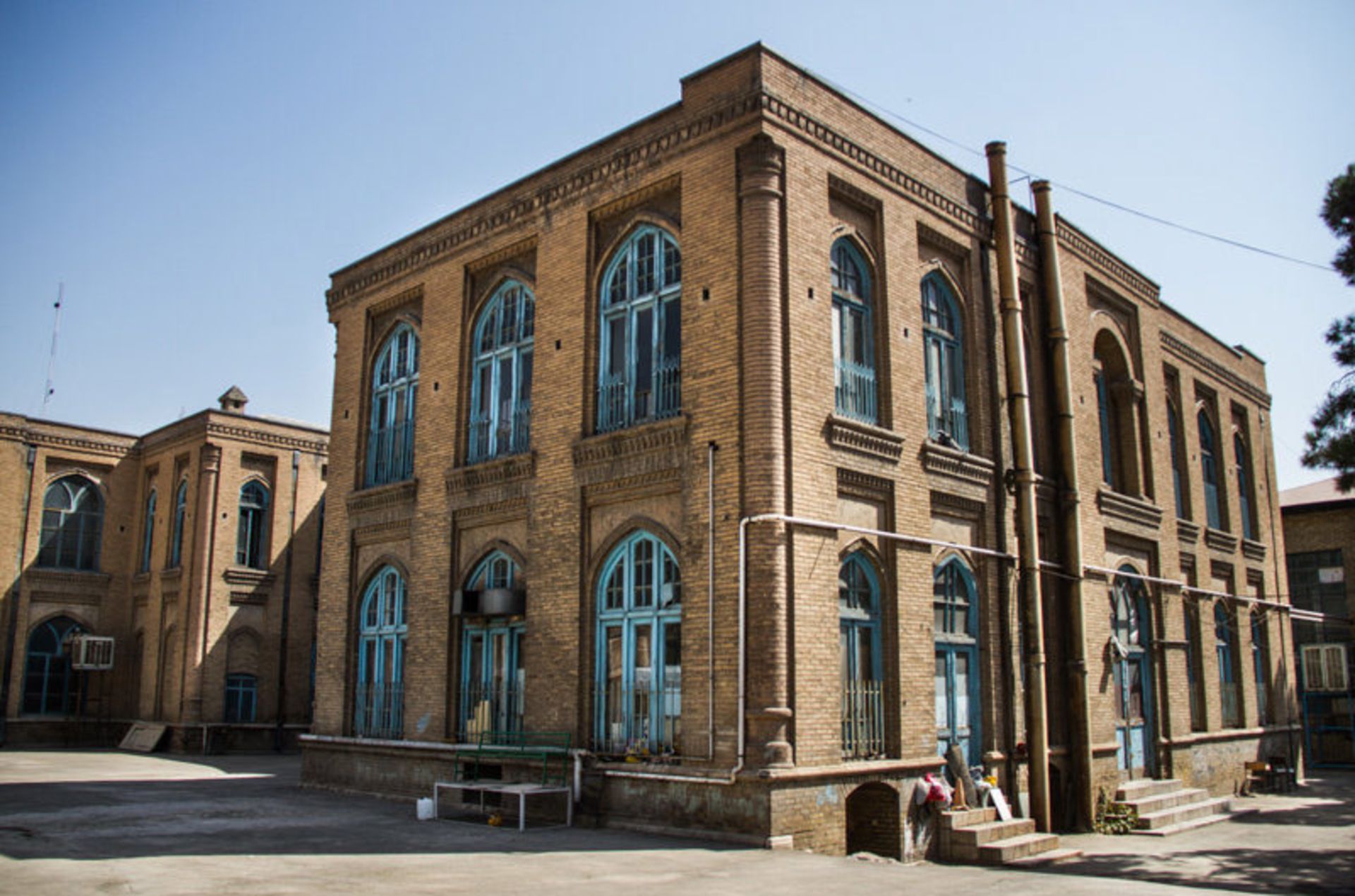 دبیرستان البرز 