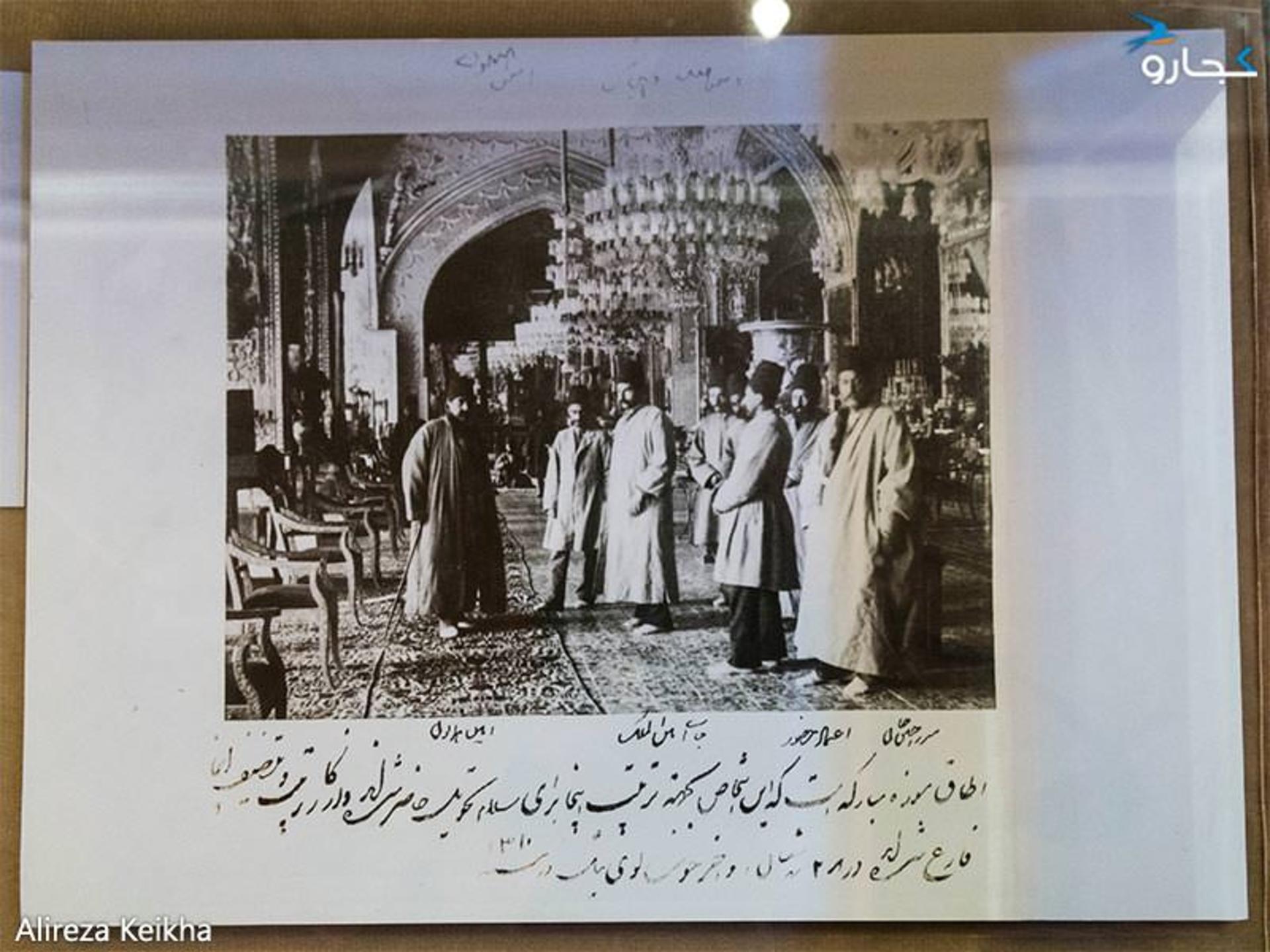 موزه شمس العماره (اطاق موزه - تالار سلام، سال: لوئی نیل (سال نهنگ) ۱۳۱۰ توضیح زیر عکس: «اطاق موزه مبارکه است که در آخر حوت به جهت سلام تحویل مرتب می‌شود.»   ناصرالدین‌ شاه هم با دست‌خط خود نوشته «امین‌الملک، امین همایون، مجاهدالدوله توی تالار ایستاده‌اند.»)
