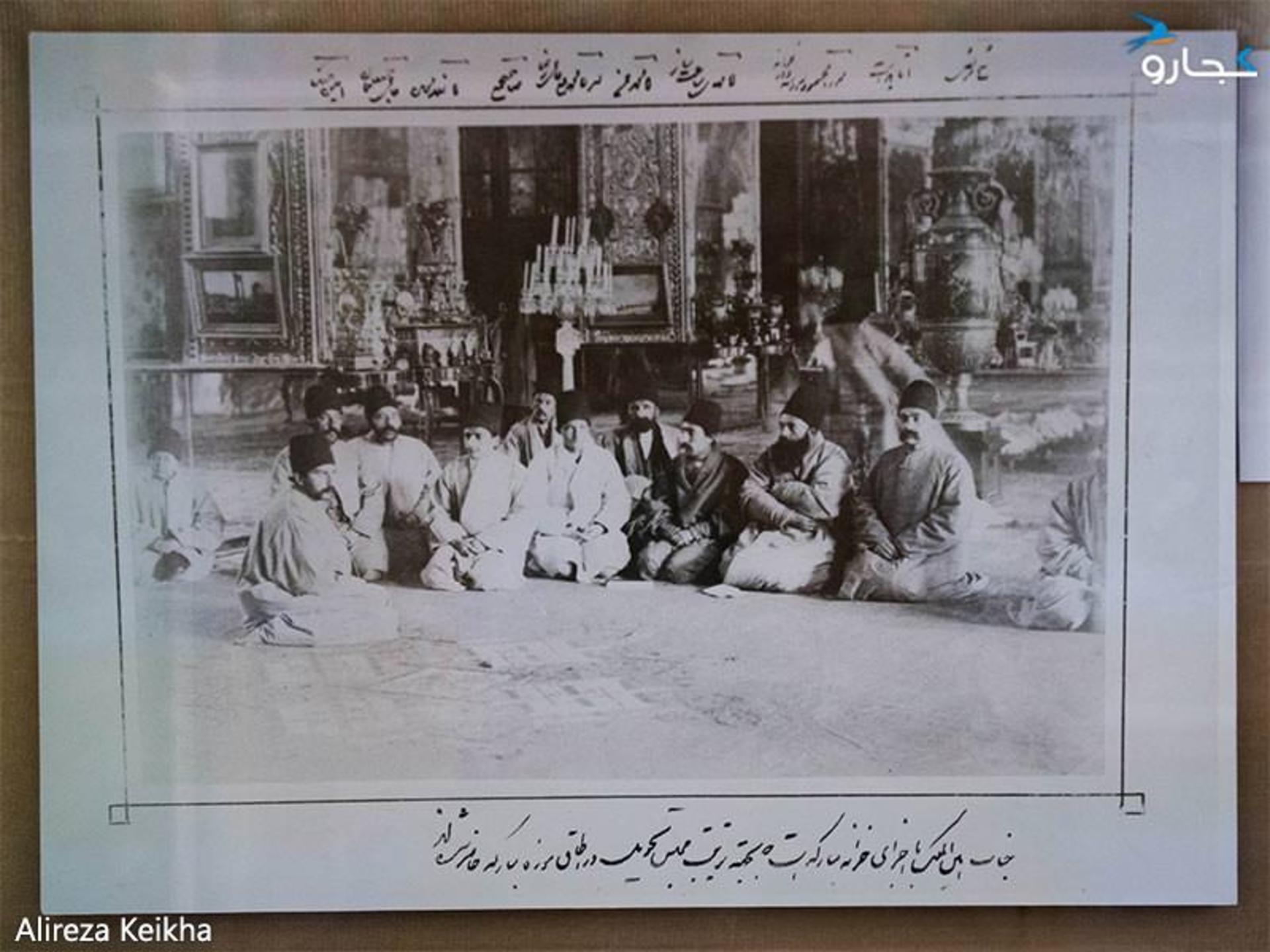 موزه شمس العماره (اطاق موزه، تالار سلام، متن زیر عکس: خزانه مبارکه است که بجهت جناب امین‌الملک با اجزای ترتیب مجلس تحویل در اطاق موزه مبارکه حاضر  شده‌اند)