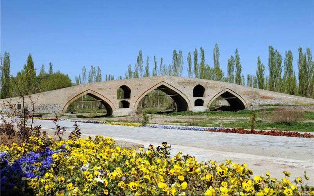 پل میر بهاءالدین زنجان در میان درختان و فضای سبز