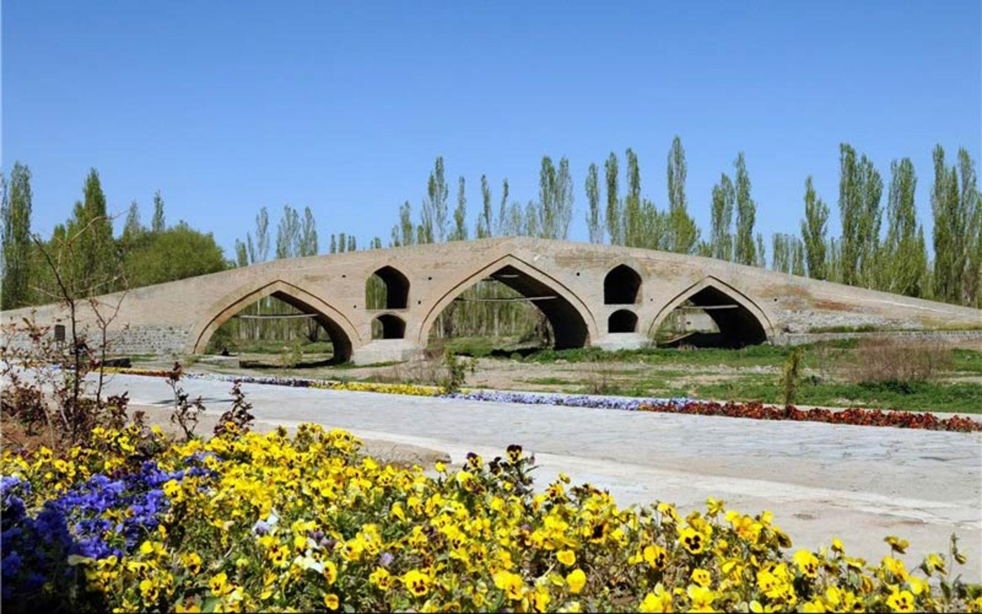 پل میر بهاءالدین زنجان در میان درختان و فضای سبز