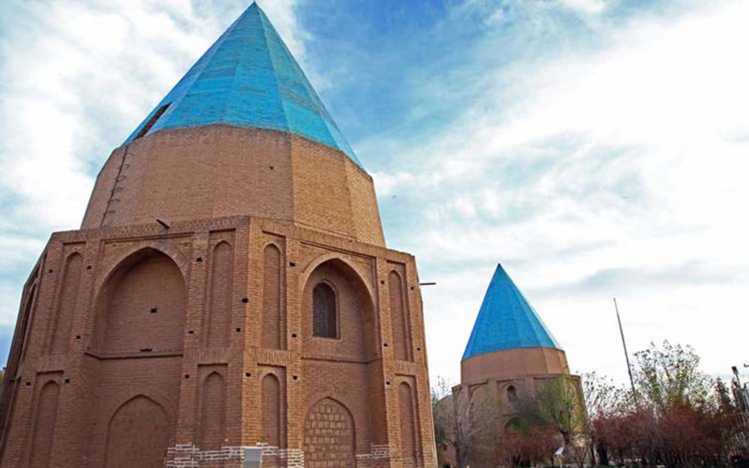 مقبره‌ های گنبد سبز قم در نزدیکی یکدیگر