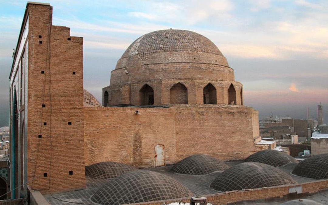 گنبد ساده و پشت بام مسجد جامع قم