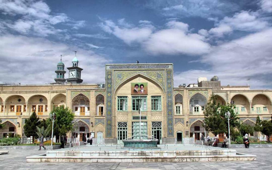 حیاط و حوض بزرگ مدرسه فیضیه قم