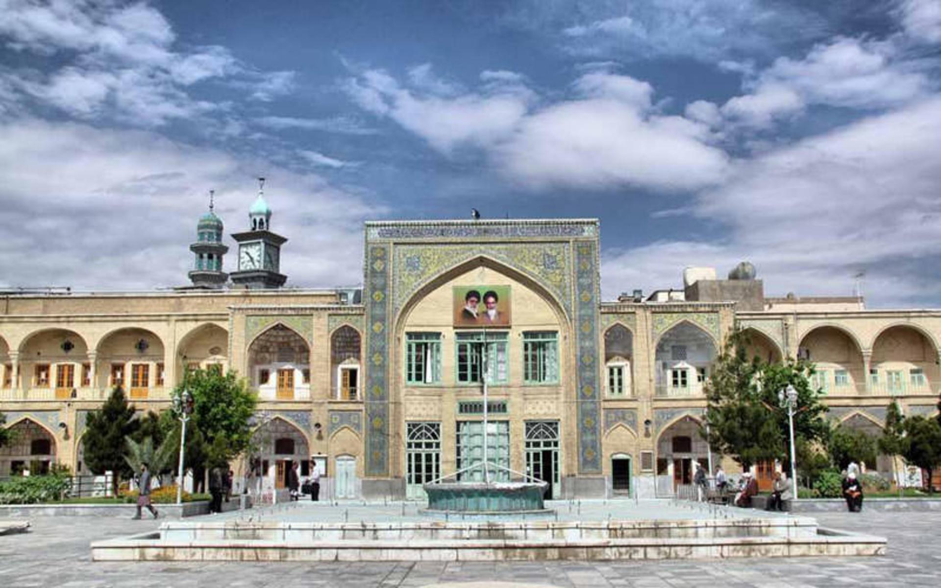 حیاط و حوض بزرگ مدرسه فیضیه قم