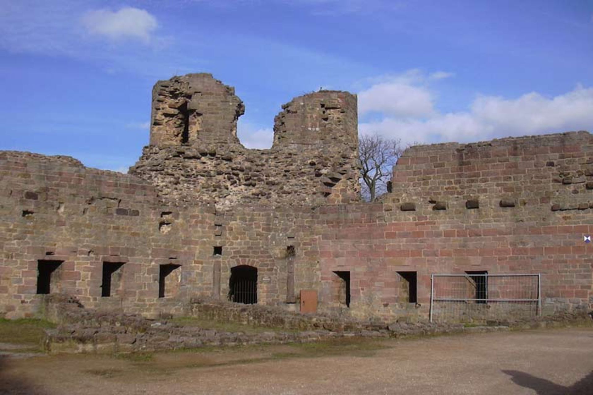 بقایای کاخ Burg Neuleiningen