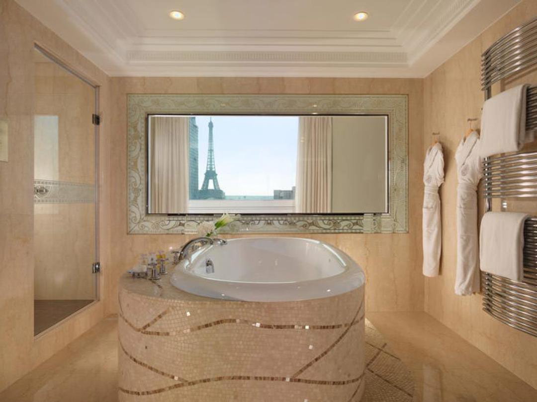 هتل پلازا آتن پاریس (Hotel Plaza Athenee Paris)