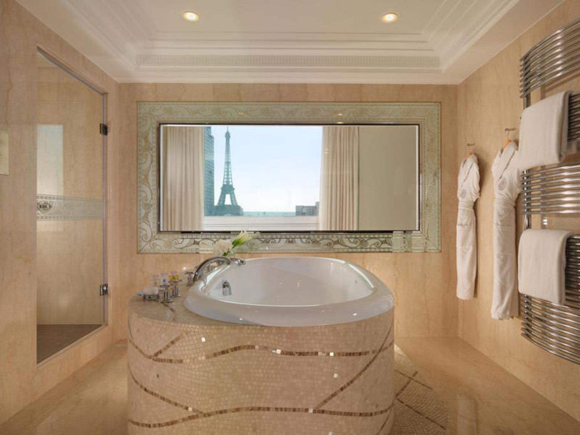 هتل پلازا آتن پاریس (Hotel Plaza Athenee Paris)