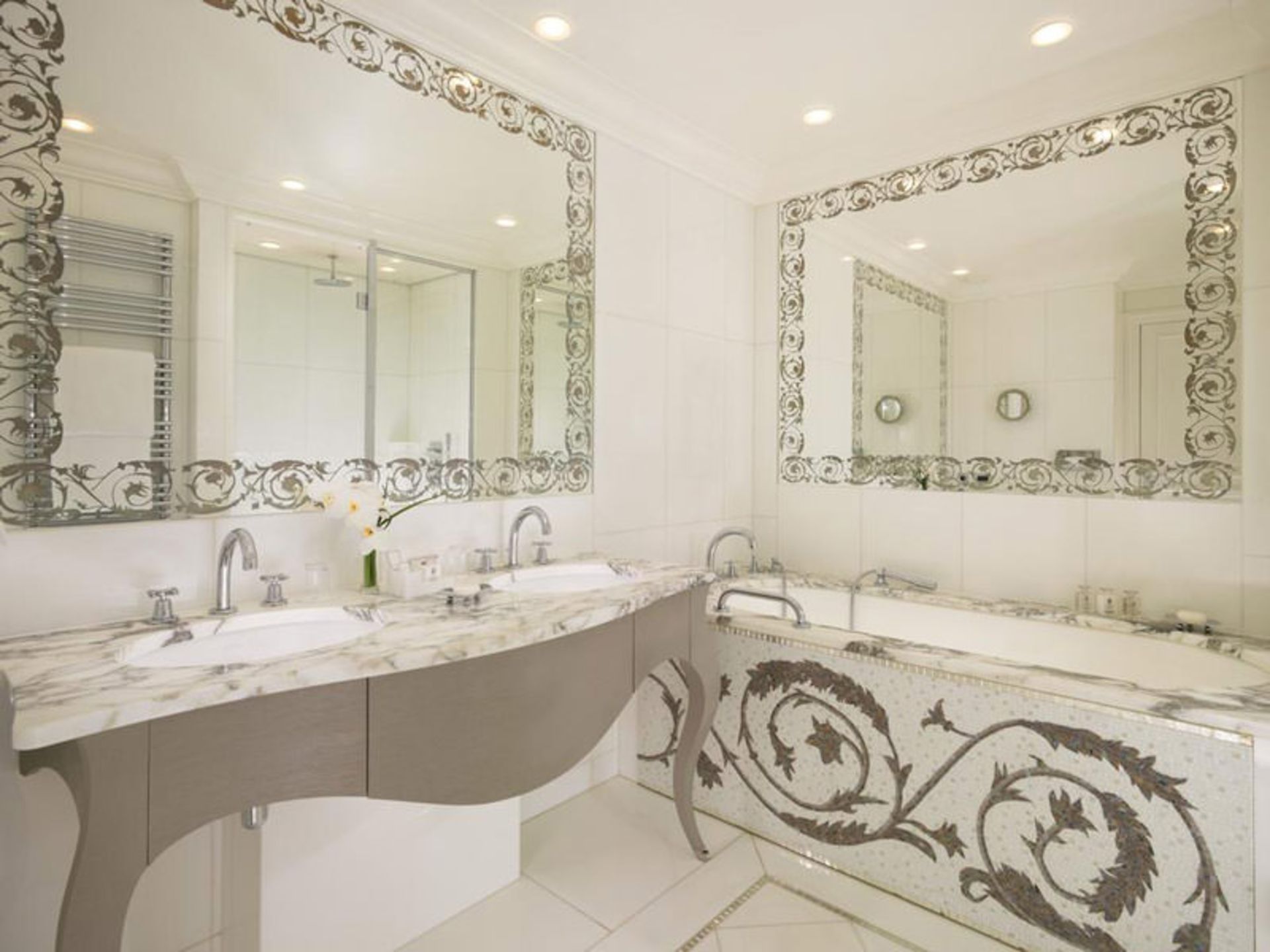 هتل پلازا آتن پاریس (Hotel Plaza Athenee Paris)