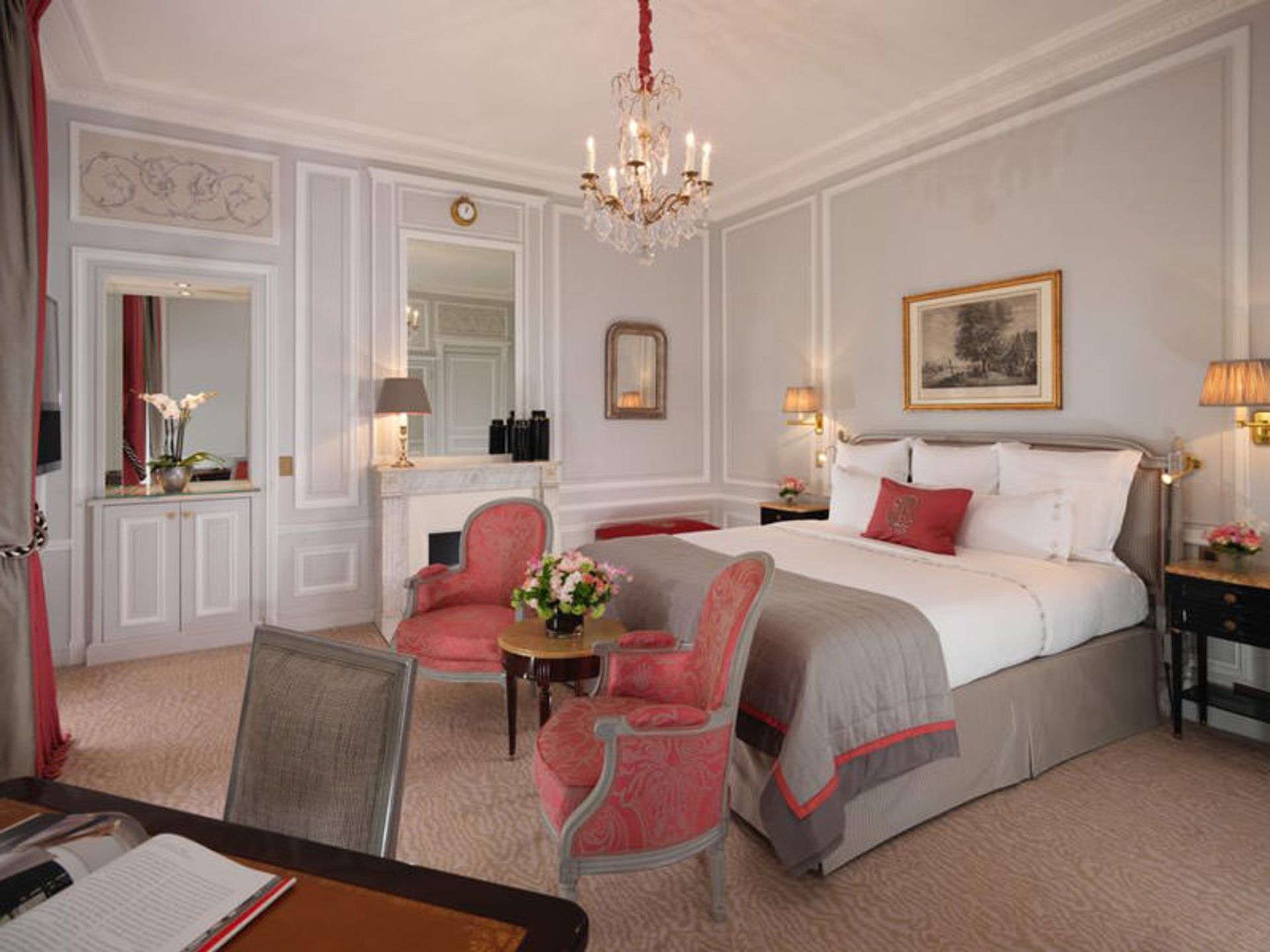 هتل پلازا آتن پاریس (Hotel Plaza Athenee Paris)