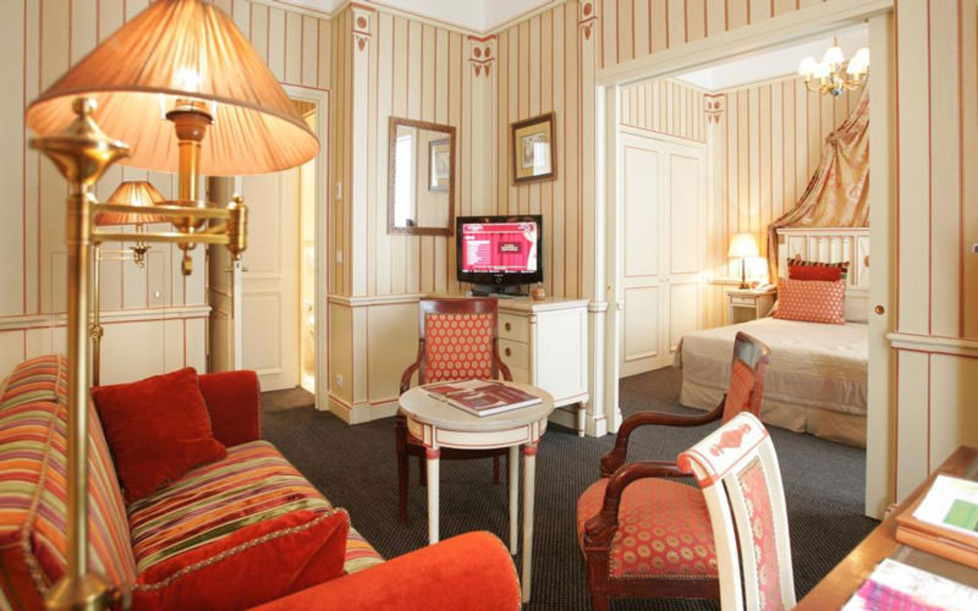 هتل ناپلئون پاریس (Hotel Napoleon Paris)