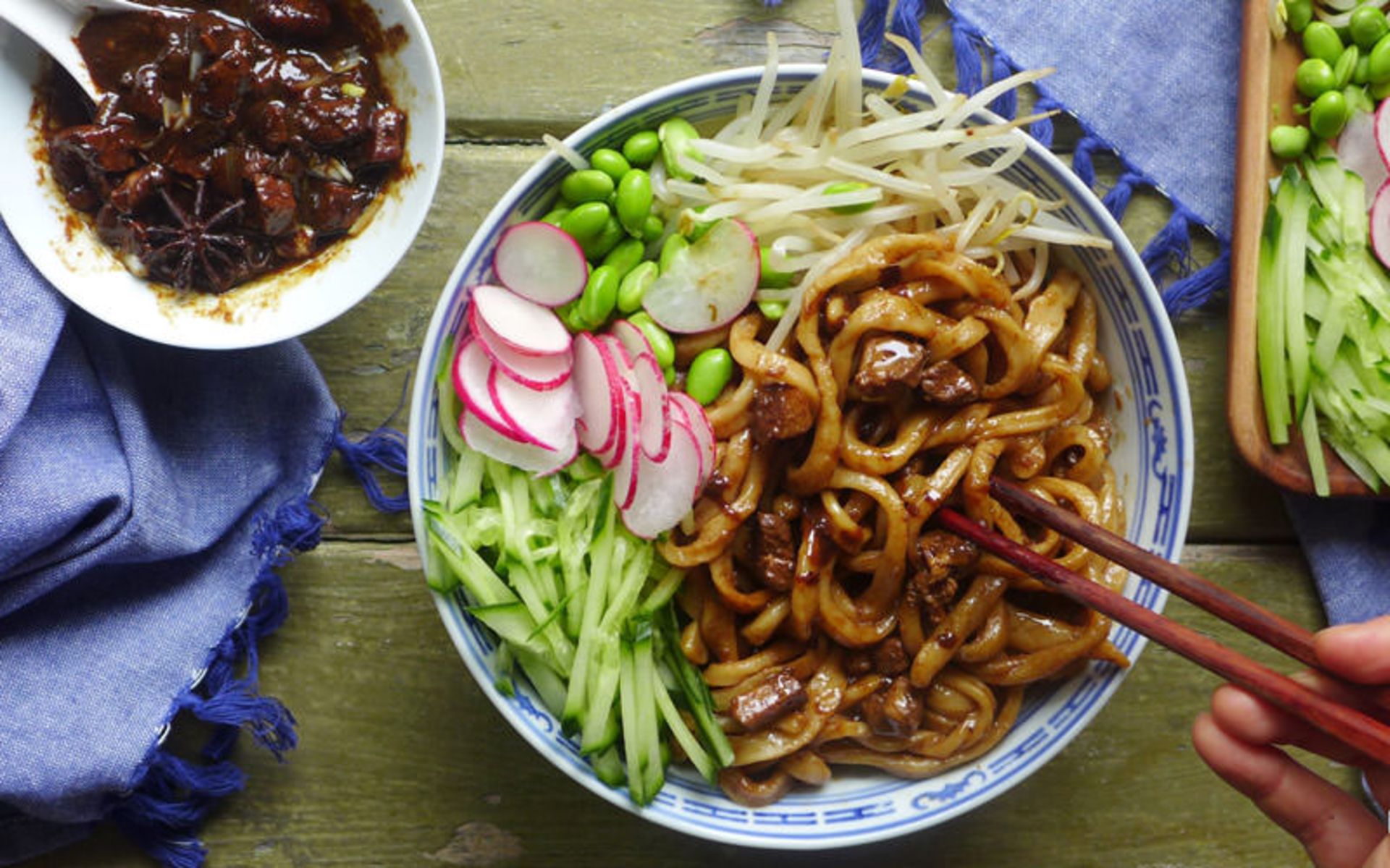 نودل همراه با خمیر سویا (Zhajiangmian)