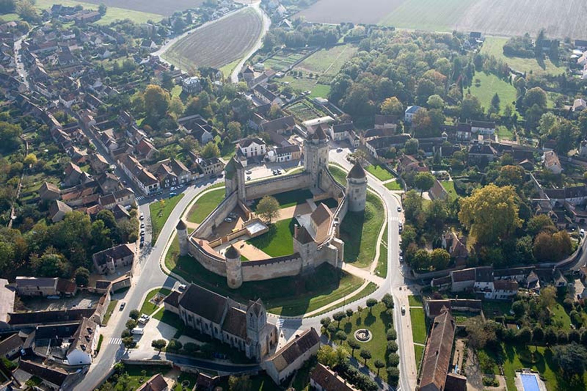 کاخ Château de Blandy-les-Tours در فرانسه