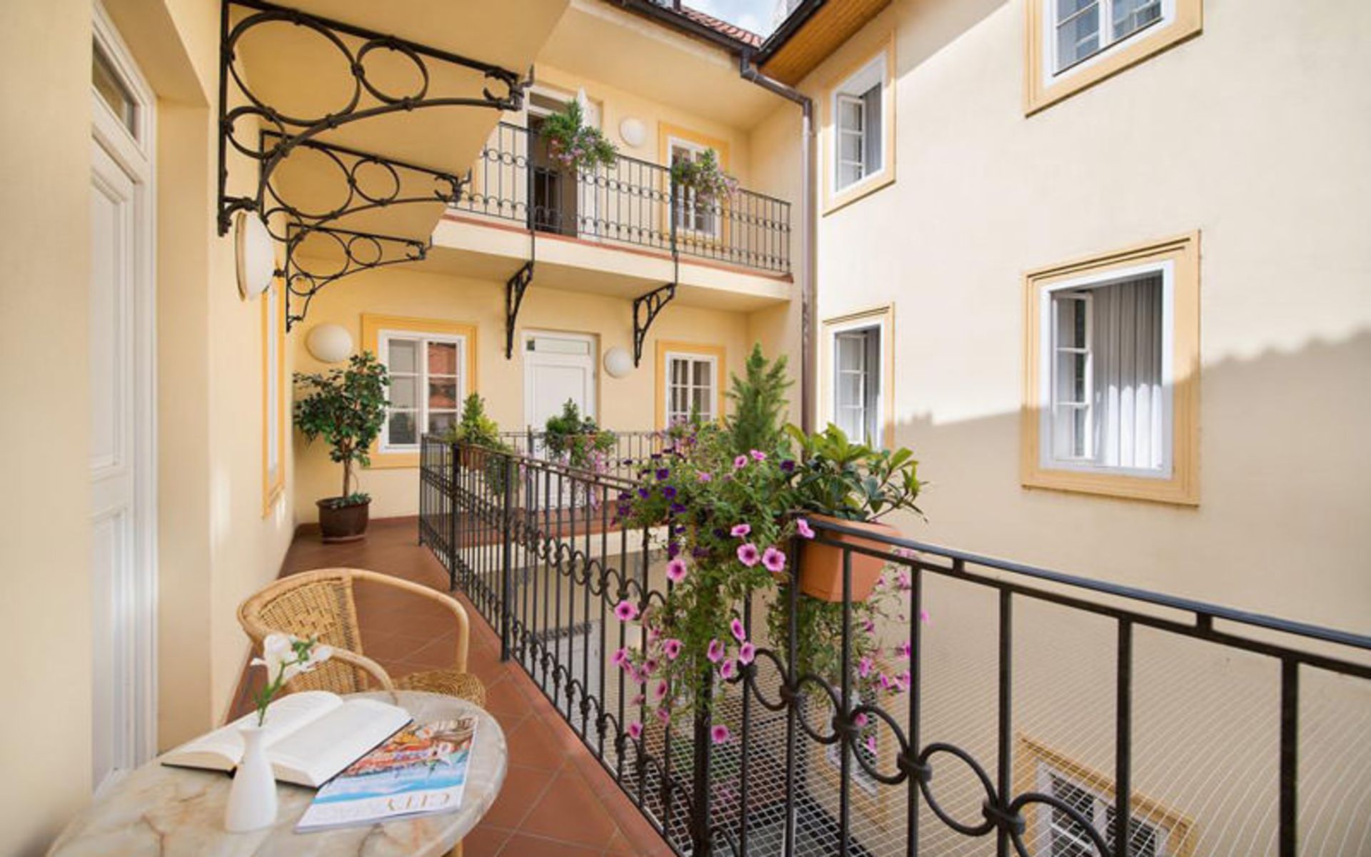 هتل بوتیک کُنستانس (Boutique Hotel Constans)