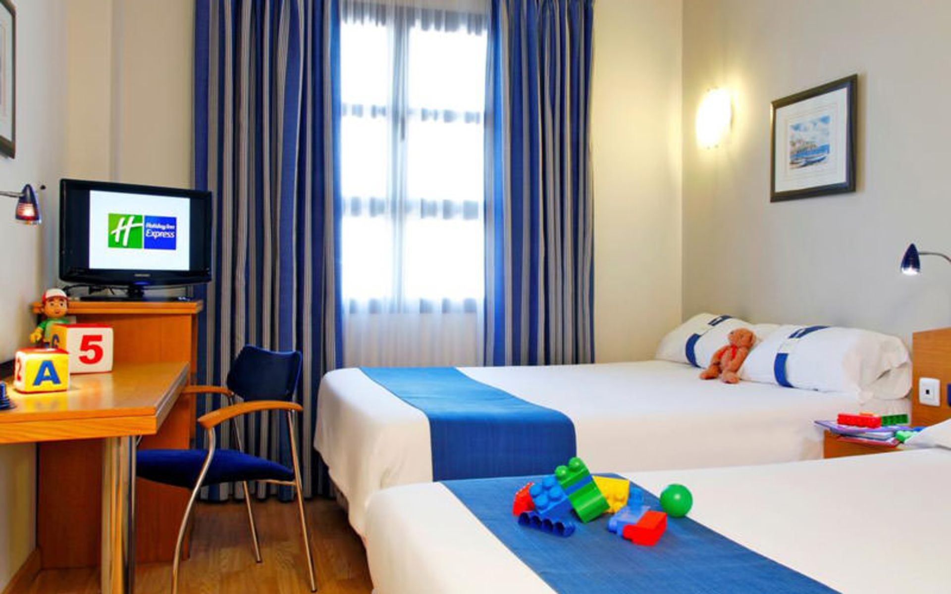 هتل هالدی این اکسپرس کیوداد دی لس سینسیاس (Holiday Inn Express Ciudad de las Ciencias)