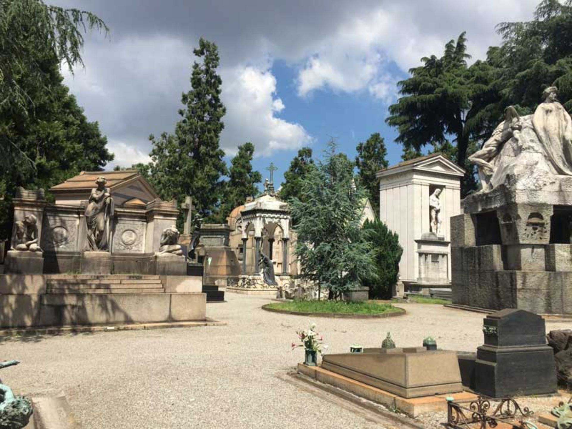 گورستان مُنیومِنتال (Monumental Cemetery)