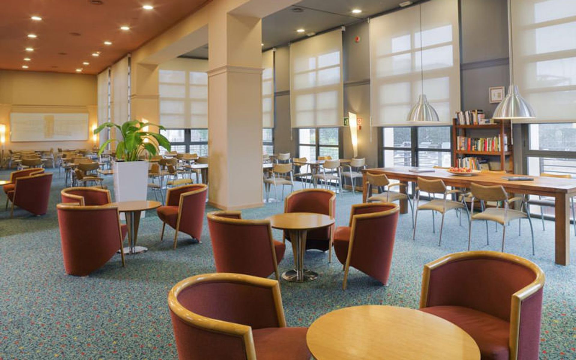 هتل هالدی این اکسپرس کیوداد دی لس سینسیاس (Holiday Inn Express Ciudad de las Ciencias)