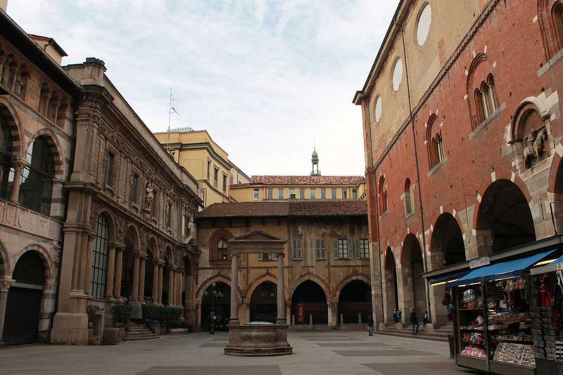 پیاتزا دی مِرکانتی (Piazza dei Mercanti)