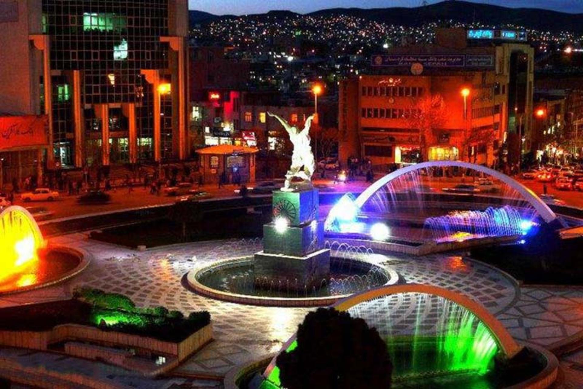 نورپردازی میدان شهرداری سنندج در شب