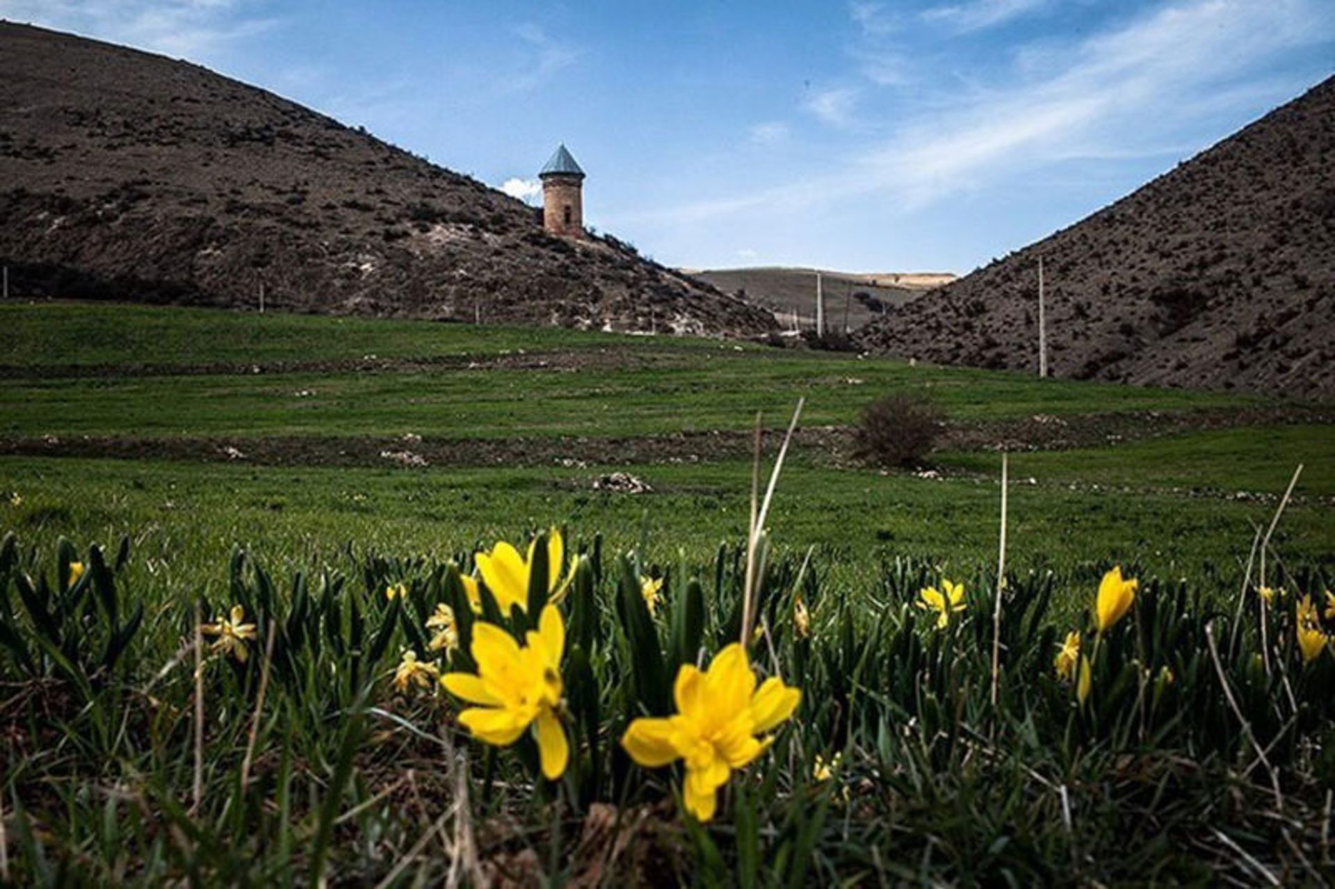 برج رسکت ساری در حاشیه دشت سرسبز 