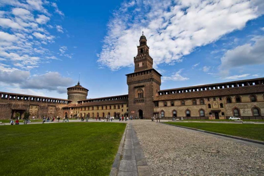 کاخ اسفورتسسکو (Castello Sforzesco)