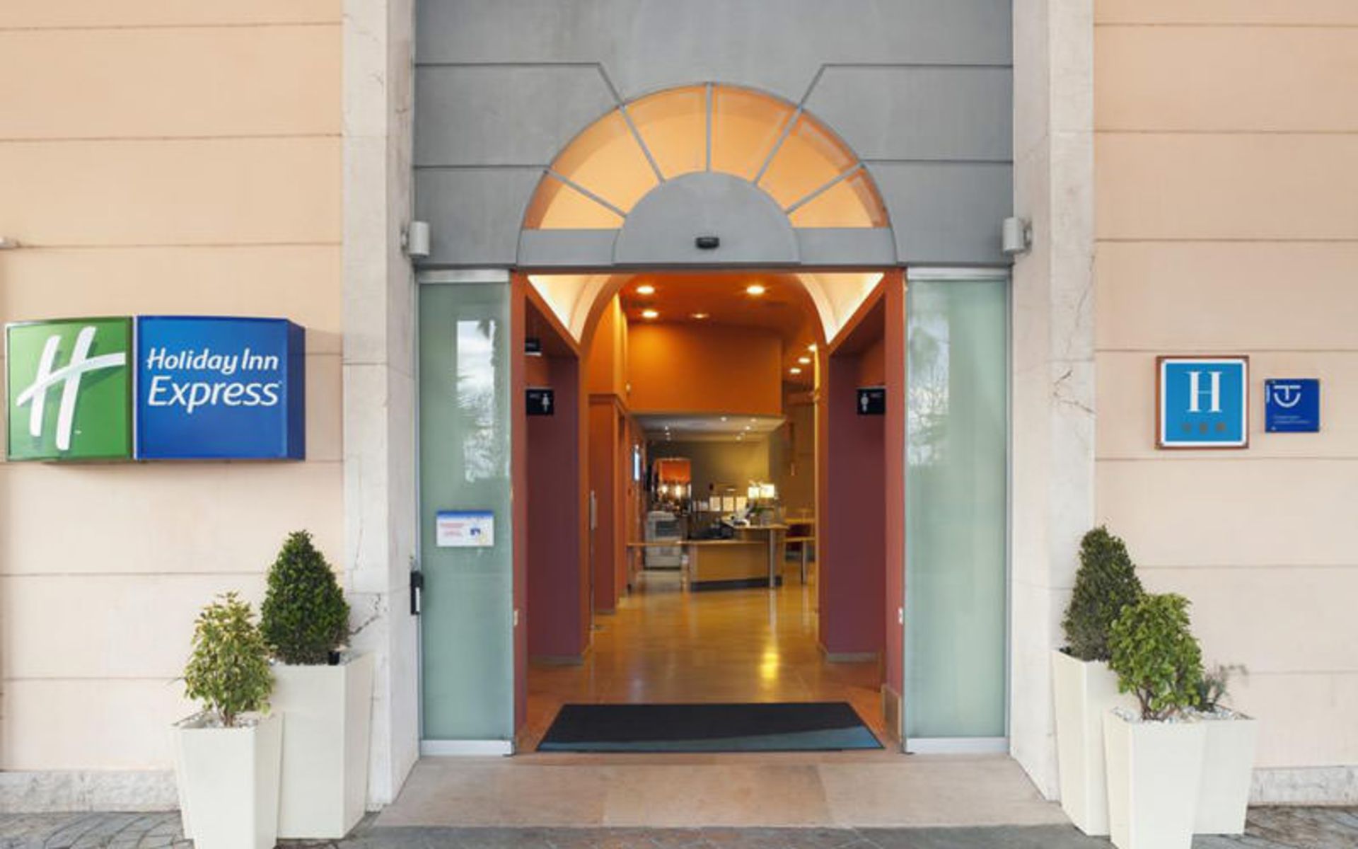 هتل هالدی این اکسپرس کیوداد دی لس سینسیاس (Holiday Inn Express Ciudad de las Ciencias)