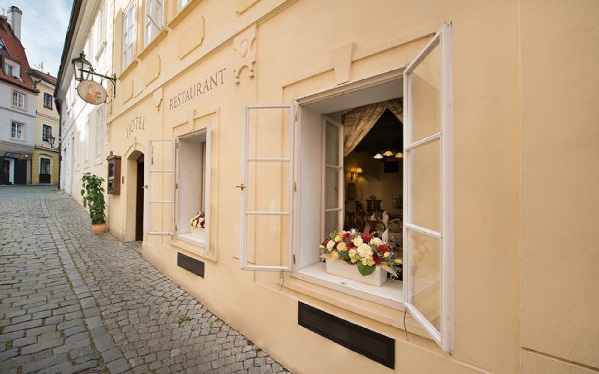 هتل بوتیک کُنستانس (Boutique Hotel Constans)