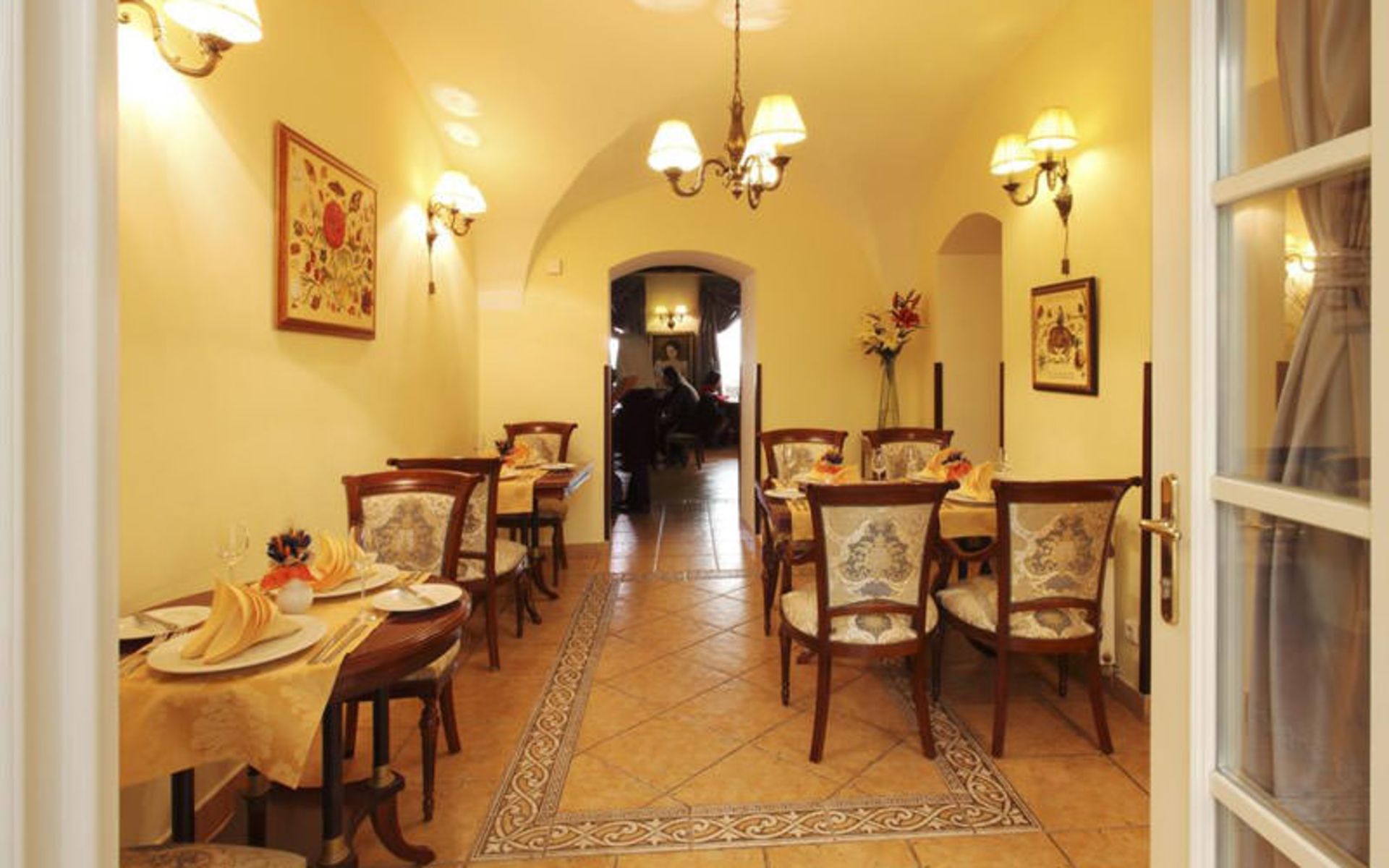 هتل بوتیک کُنستانس (Boutique Hotel Constans)