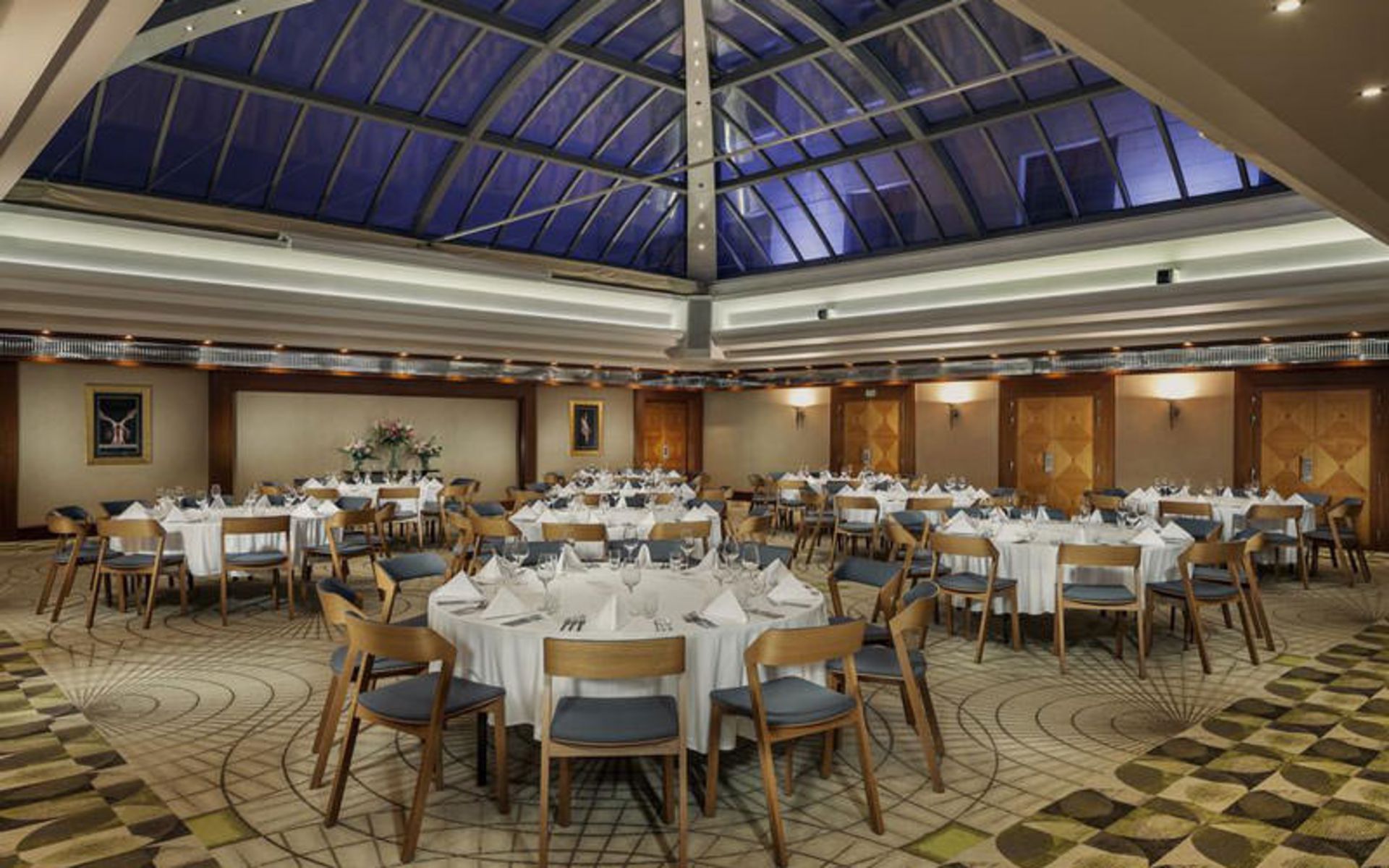 هتل رادیسون بلو آلکرُن (Radisson Blu Alcron Hotel)