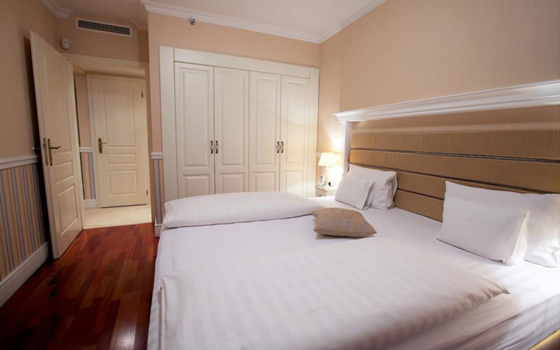 هتل کوینز کورت هتل اند رزیدنس (Queen's Court Hotel & Residence)