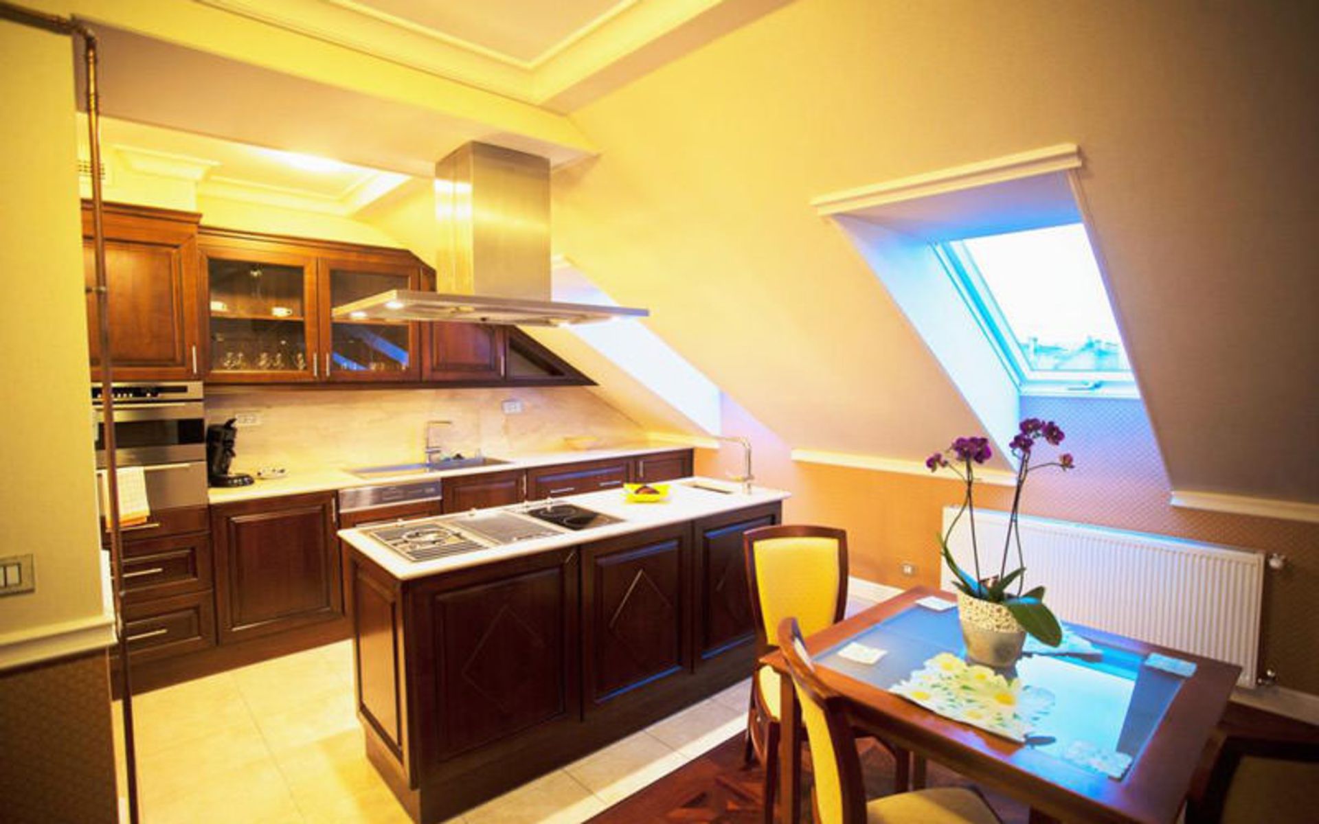 هتل کوینز کورت هتل اند رزیدنس (Queen's Court Hotel & Residence)