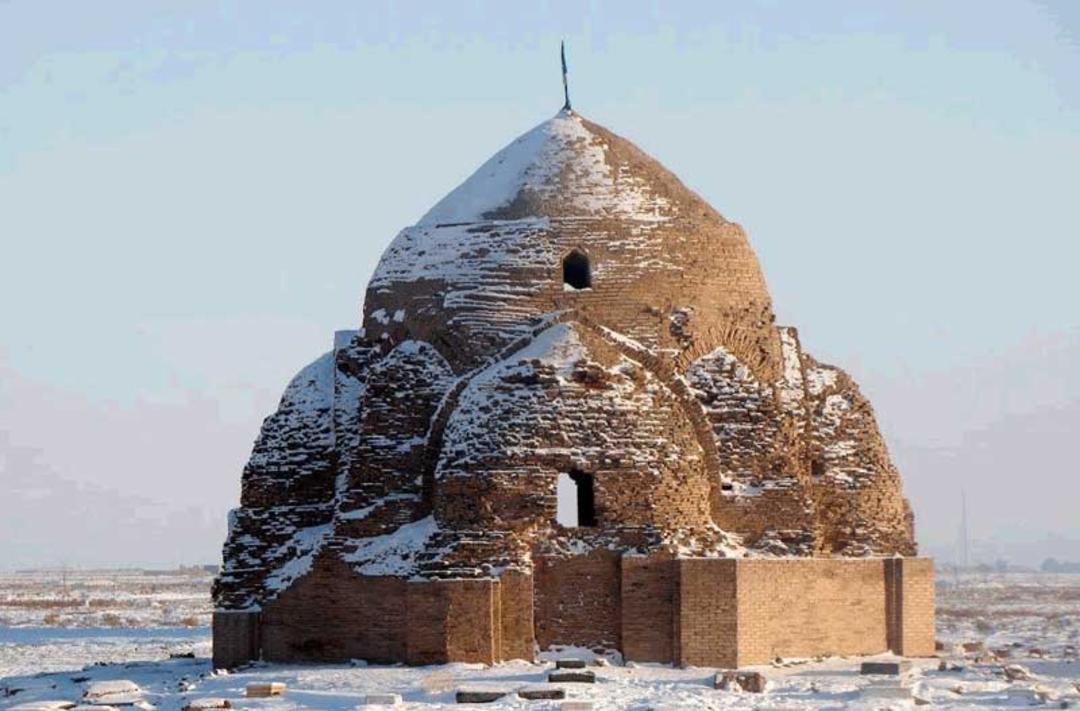 گنبدهای شه میر در برف زمستانی