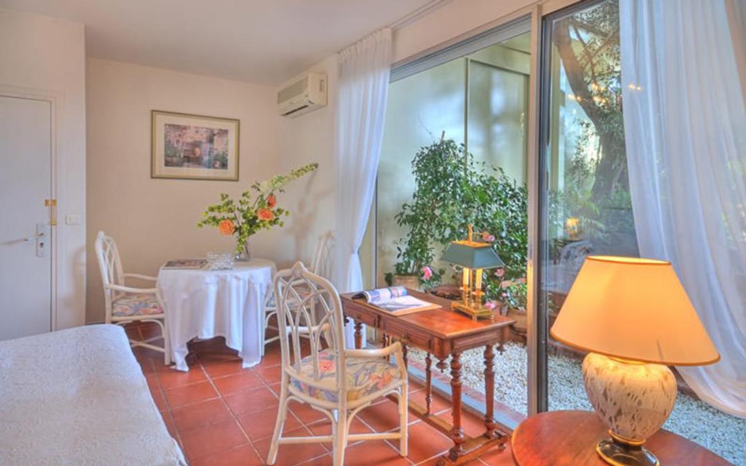 هتل له روکوبرون (Hôtel Le Roquebrune)