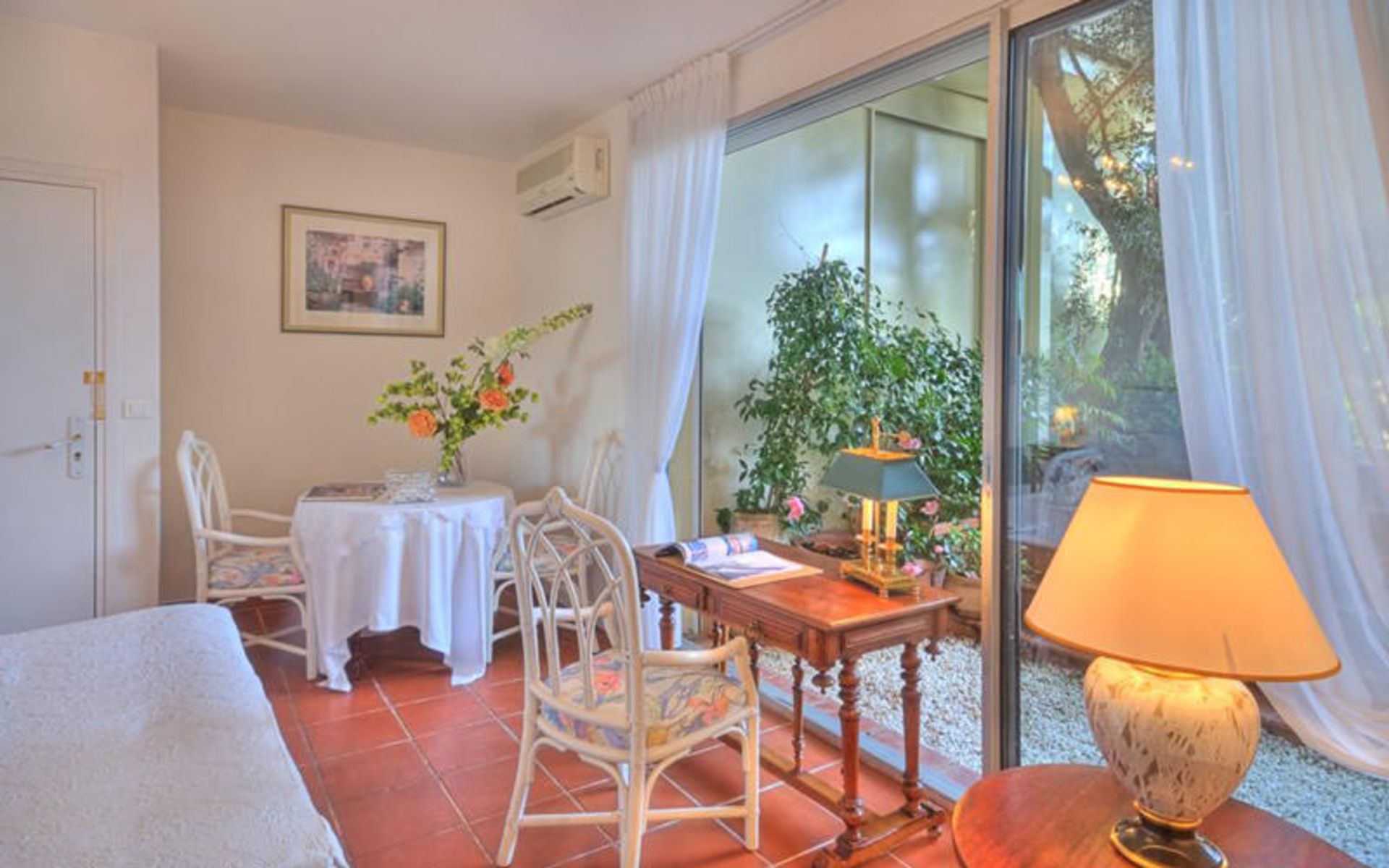 هتل له روکوبرون (Hôtel Le Roquebrune)