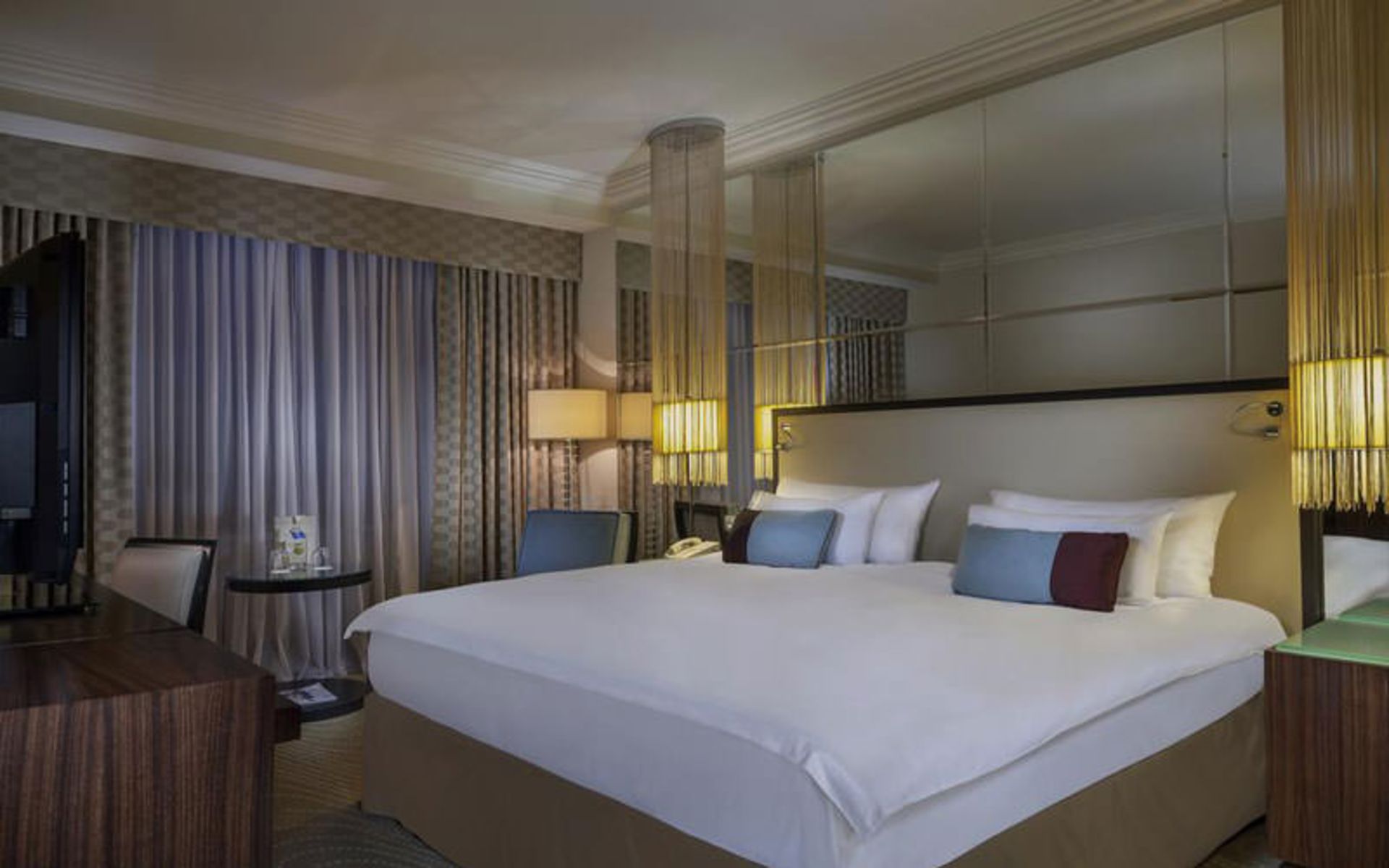 هتل رادیسون بلو آلکرُن (Radisson Blu Alcron Hotel)
